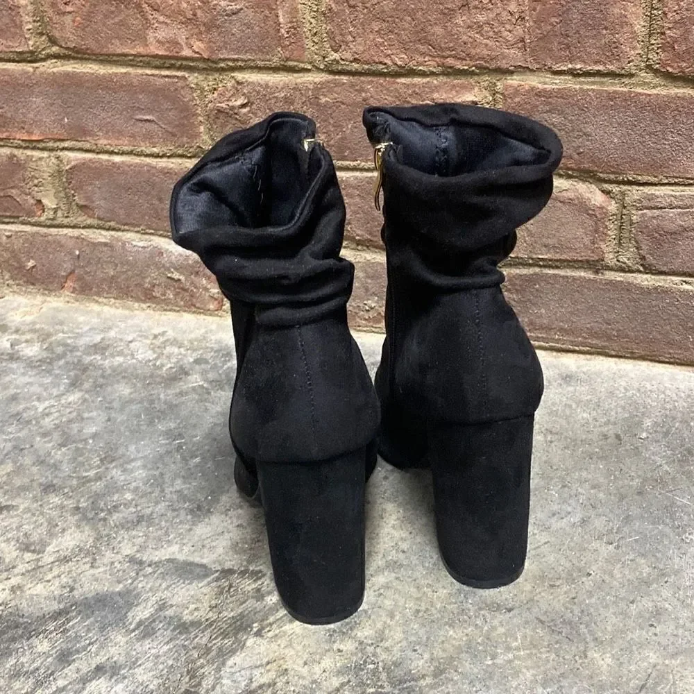Qupid Black Faux Suede Pointed Toe Block Heel Bootie Size 9