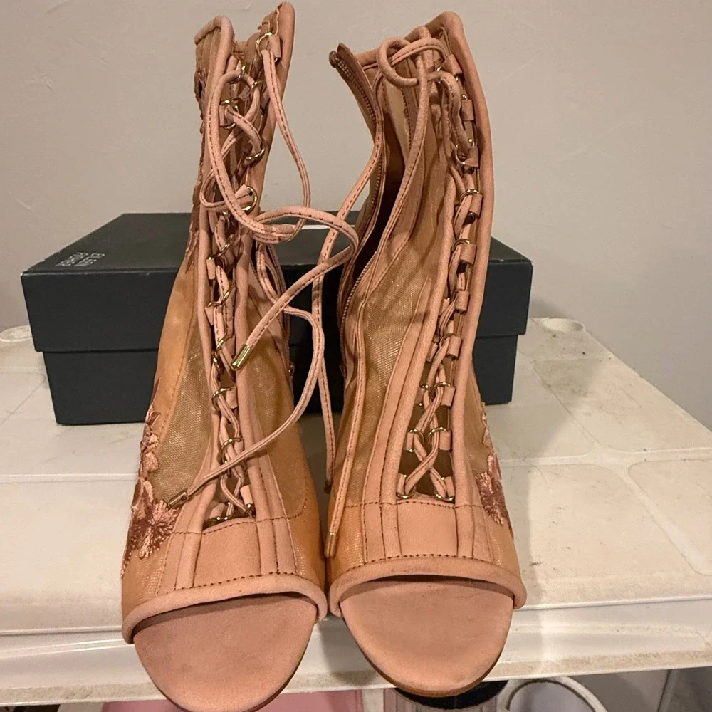 Gianni Bini Embroidered Mesh Peep Toe Booties Womens 7 Blush Pink Excellent Lace
