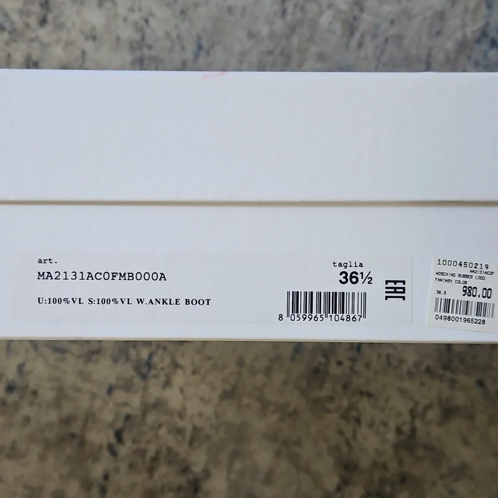 Moschino box pointed