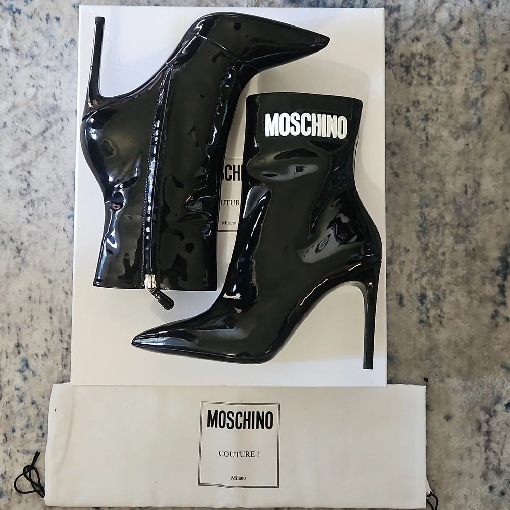 Moschino slip excellent turn