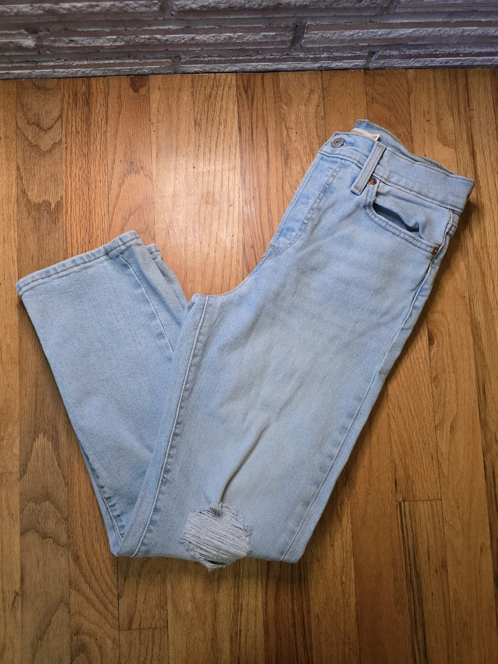 Levi's Wedgie Straight Jeans Women's Size 28 Light Wash Distressed Denim