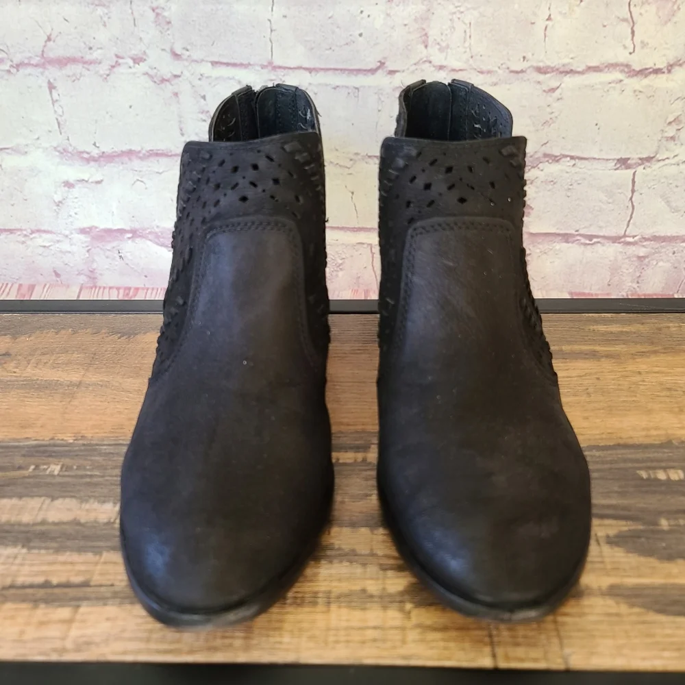 Vince Camuto Black Leather Cutout Chelsea Ankle Bootie Western Boho 8.5M