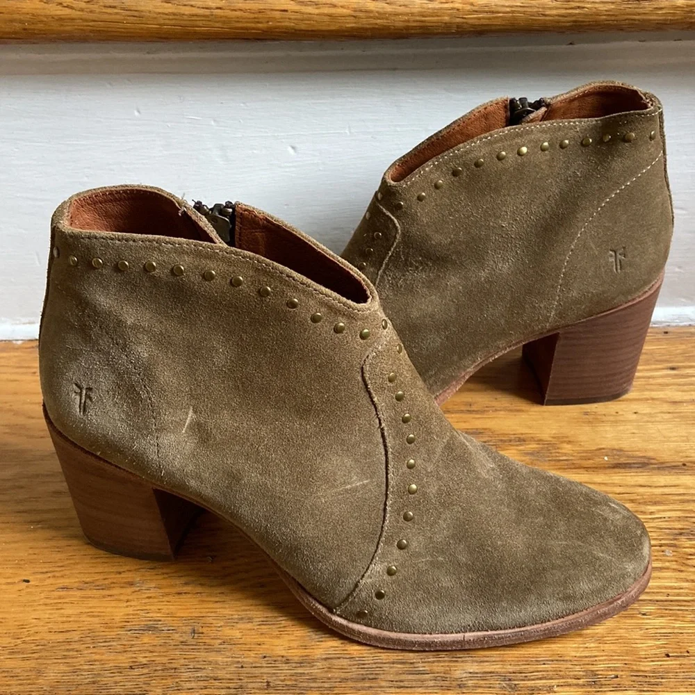 Frye Women's Nora Stud Zip Short Booties in Sand Size 8Regular
