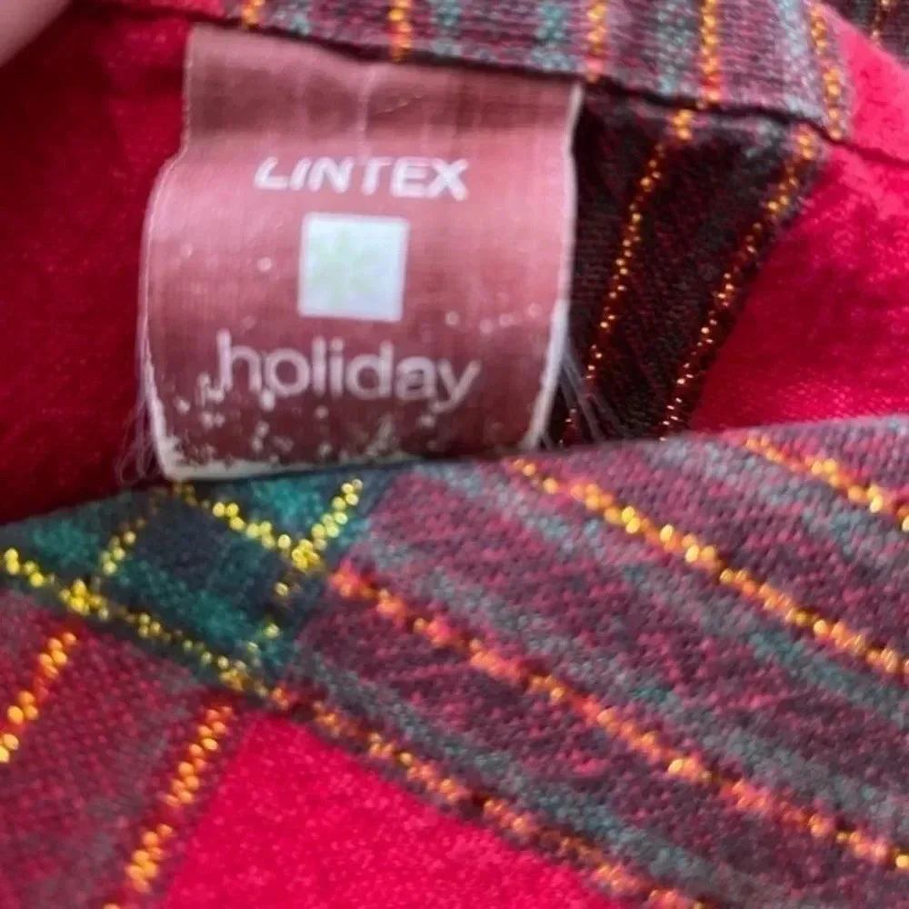 Lintex Holiday Christmas themed table spread red/green/golden 55x72 -sits 4-6