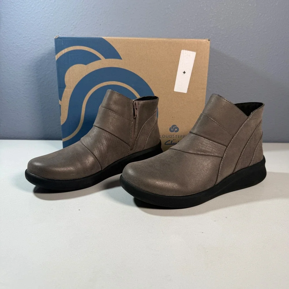 Clarks Cloudsteppers Ankle Boots Womens 6.5 with side zip