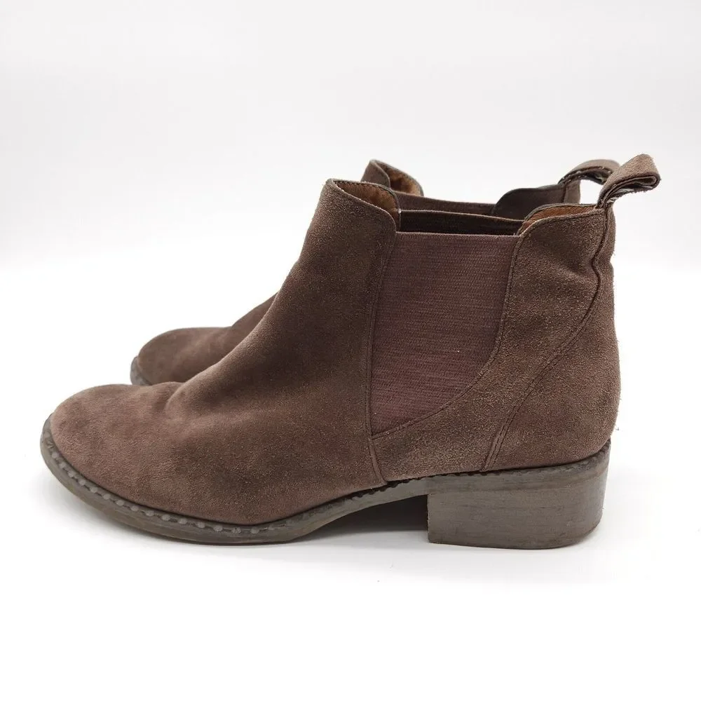 Kenneth Cole ships within