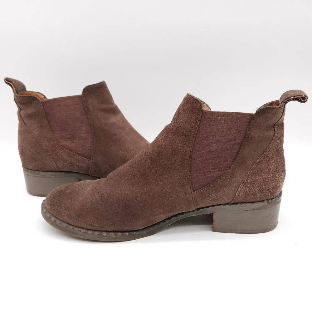 Kenneth Cole ships within