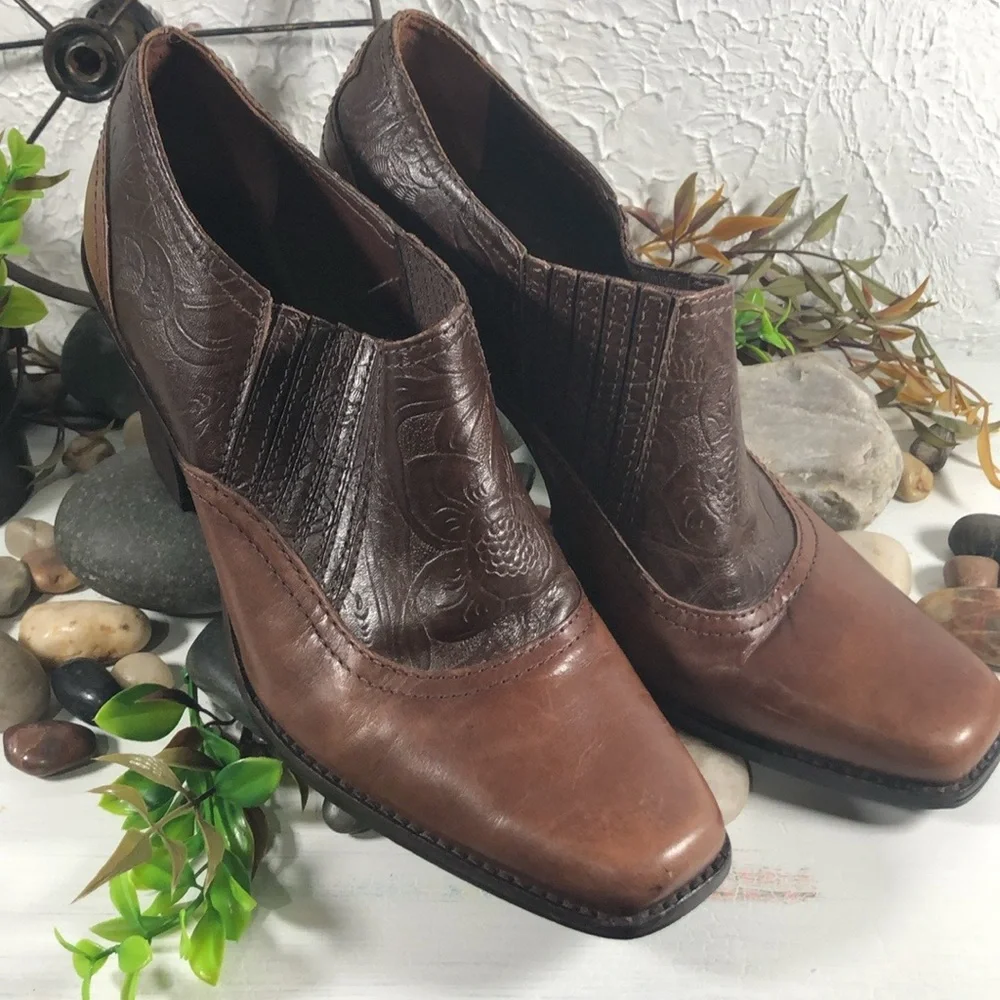 Antonio Melani Ankle Bootie Heeled  Embossed Tooled Leather Bendable Size 9 Boot