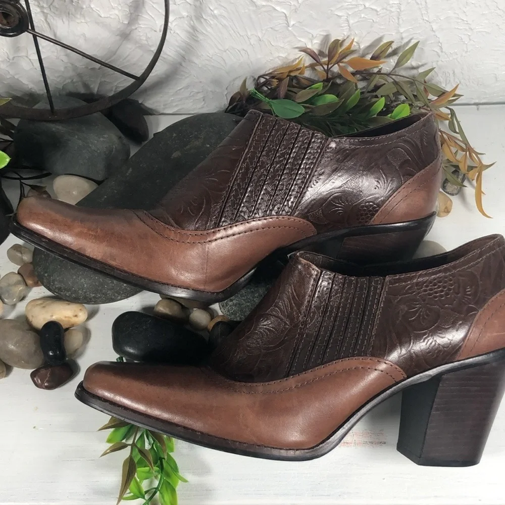 Antonio Melani Ankle Bootie Heeled  Embossed Tooled Leather Bendable Size 9 Boot