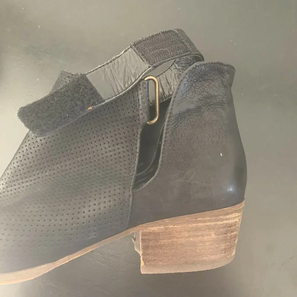 NORDSTROM Caslon 7.5 Ankle Boot Bootie Black Leather Perforated Side Easy Close