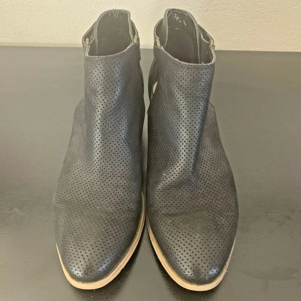 NORDSTROM Caslon 7.5 Ankle Boot Bootie Black Leather Perforated Side Easy Close