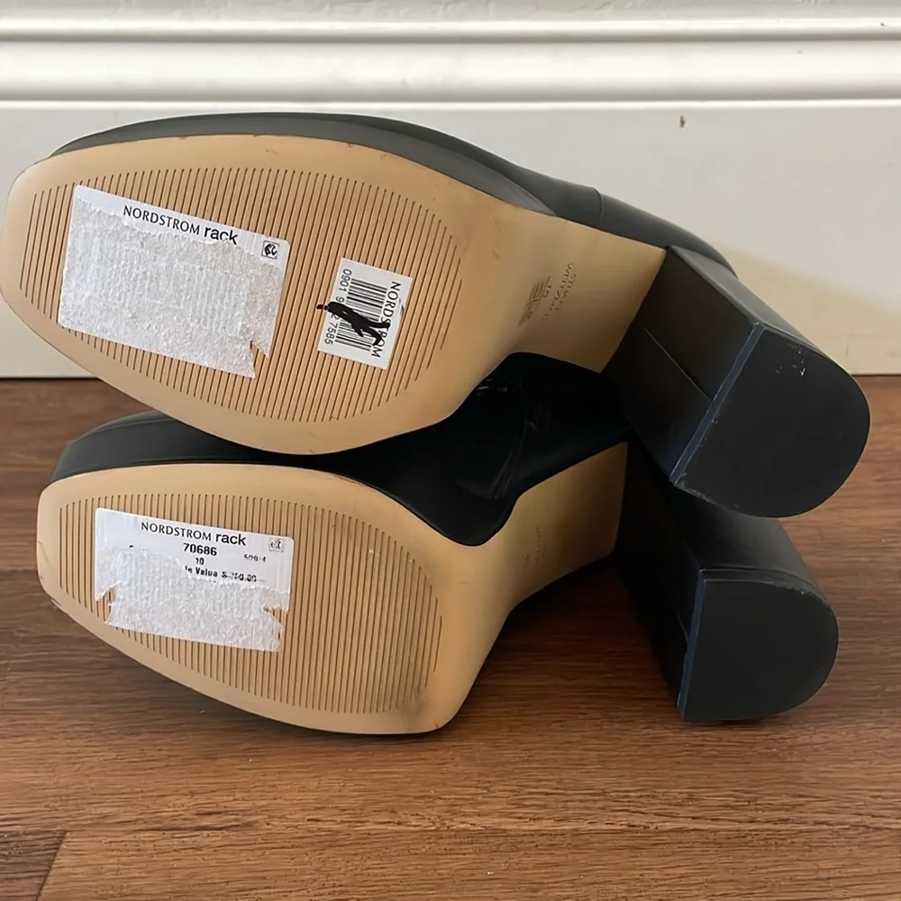 Stuart Weitzman womens new closure