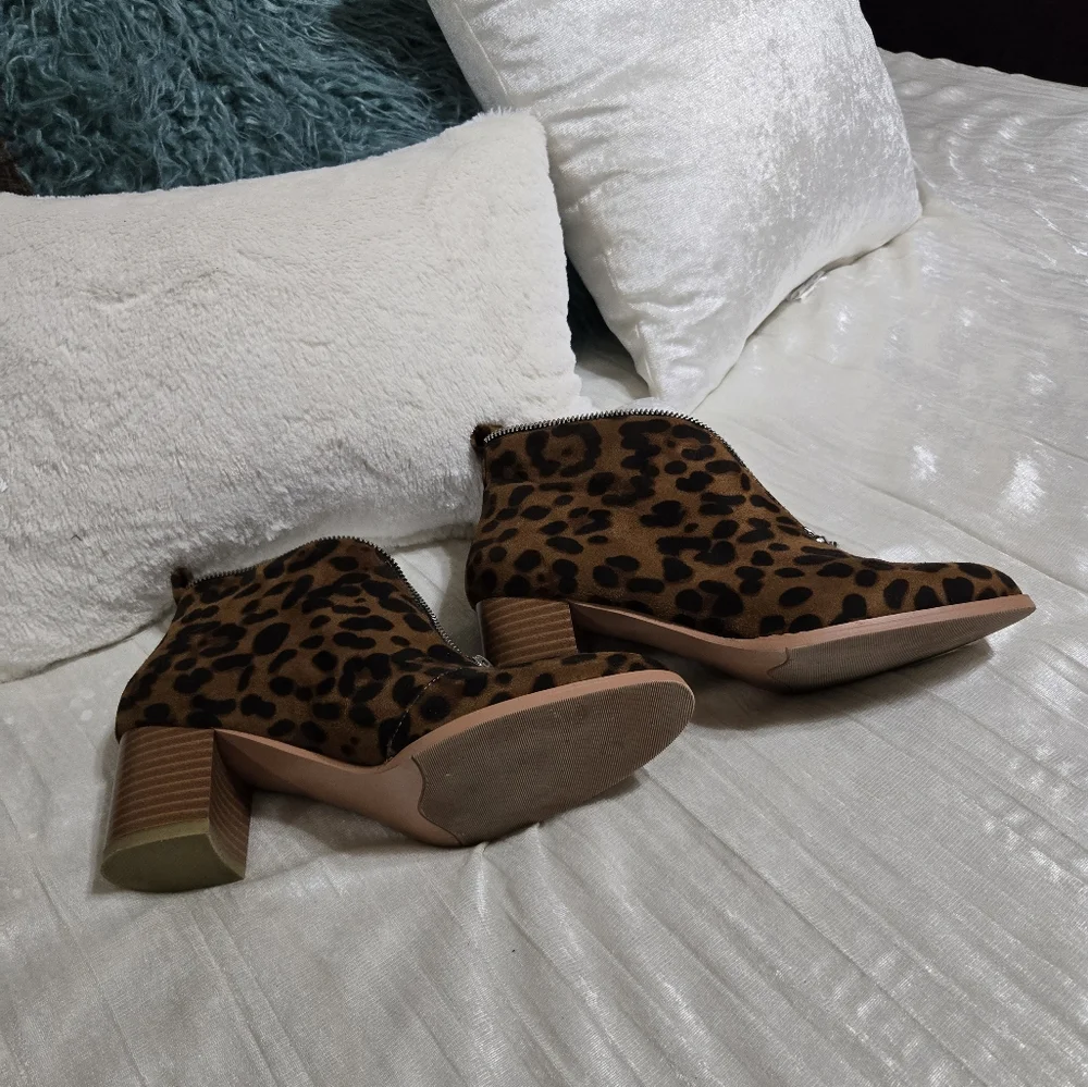 Faux Suede Zip Up Leopard Print Booties. Size 7 1/2 EUC!