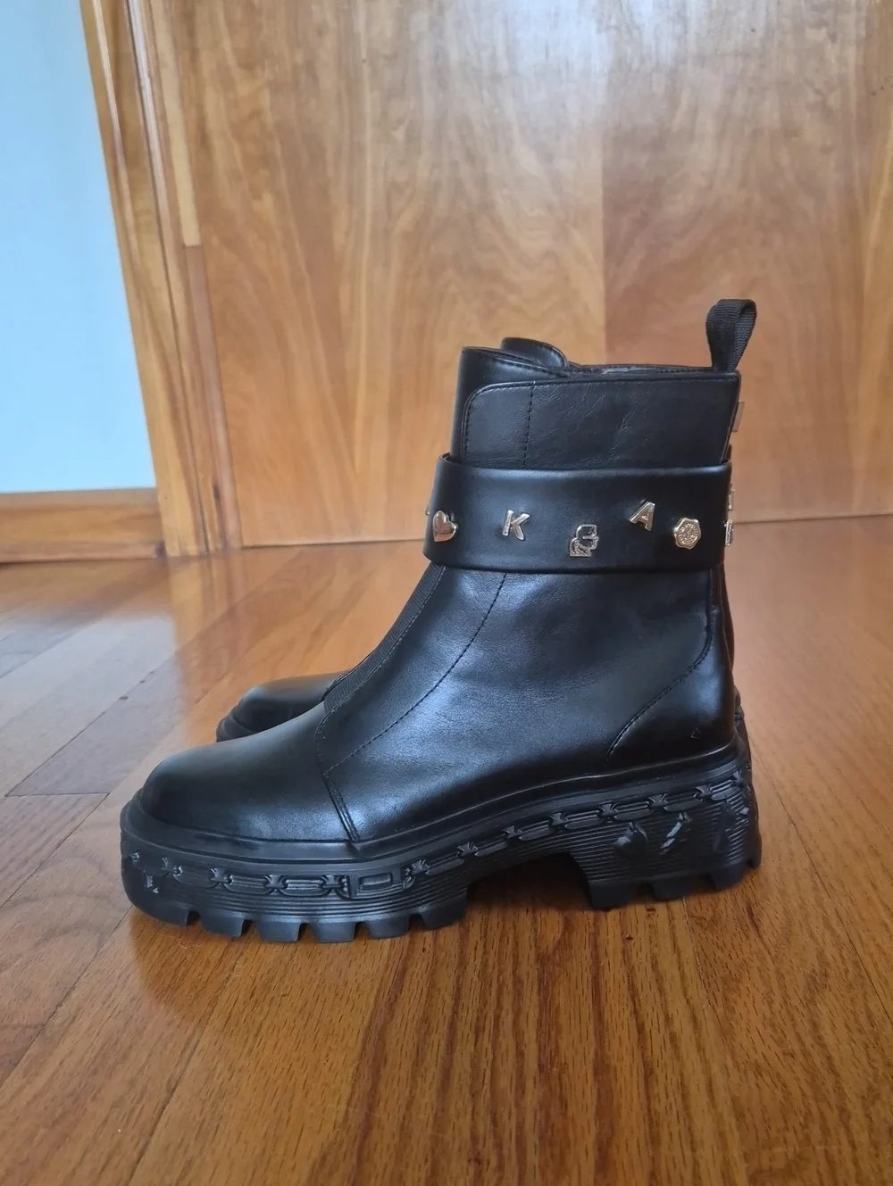 NWOT KARL LAGERFELD Women's Latisha Lug Sole Chelsea Boot With Pins,size 7 NWOB