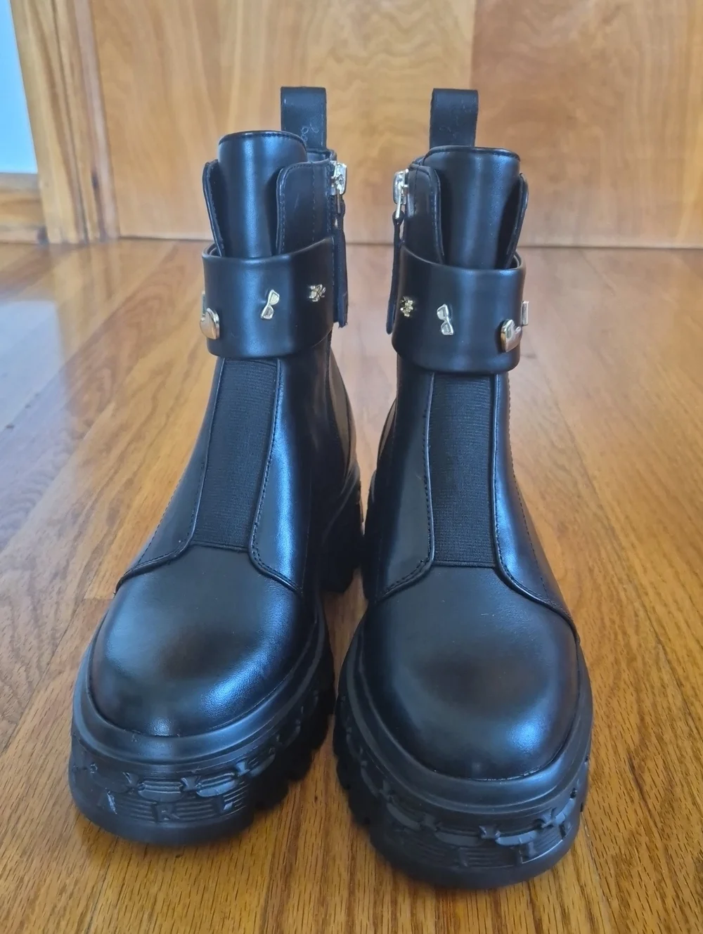 NWOT KARL LAGERFELD Women's Latisha Lug Sole Chelsea Boot With Pins,size 7 NWOB