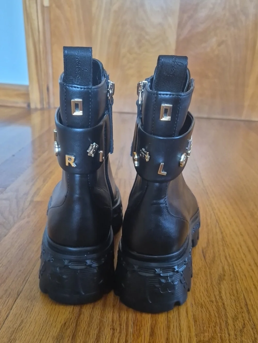 NWOT KARL LAGERFELD Women's Latisha Lug Sole Chelsea Boot With Pins,size 7 NWOB