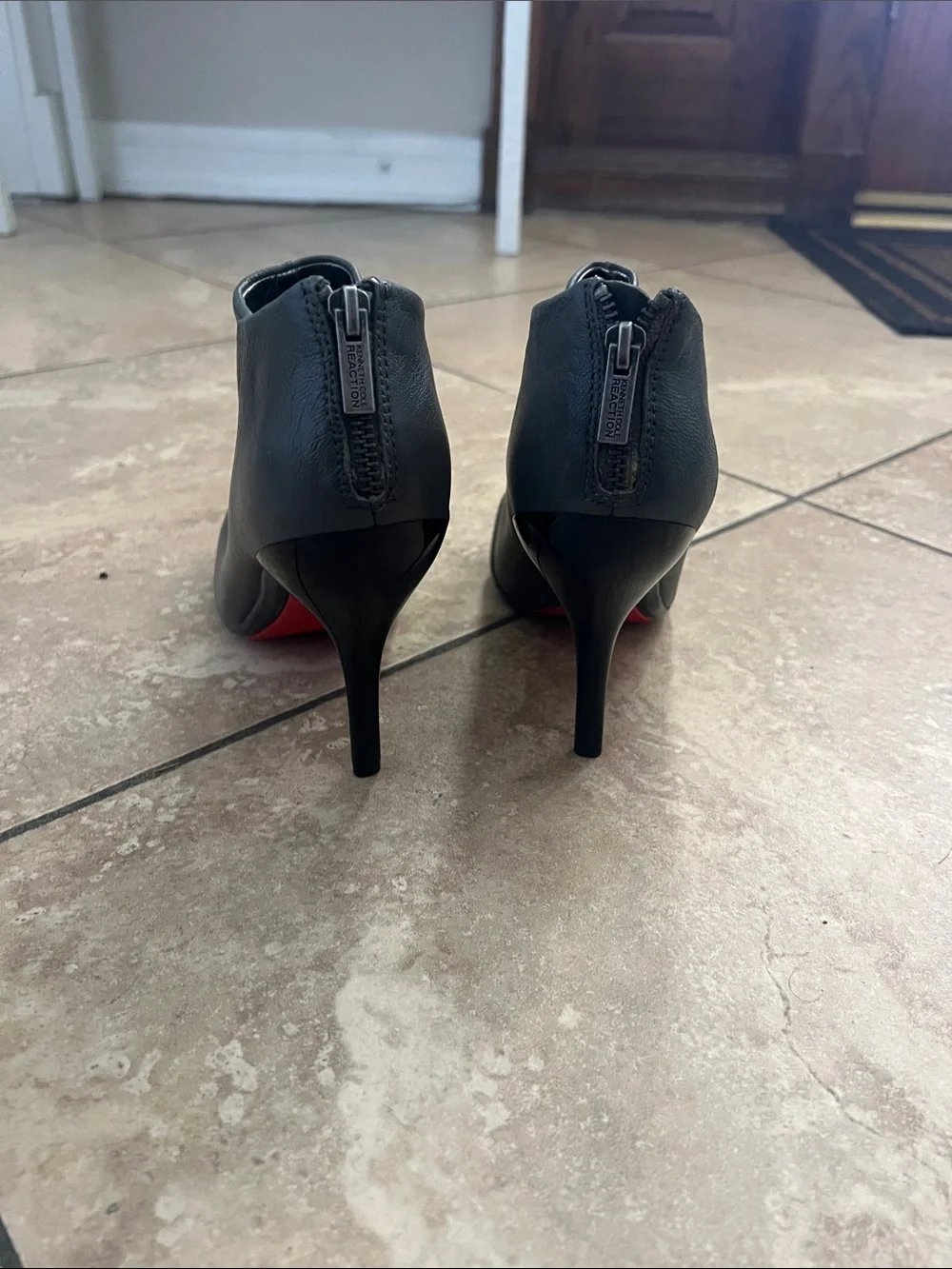 Kenneth Cole Reaction sleek black