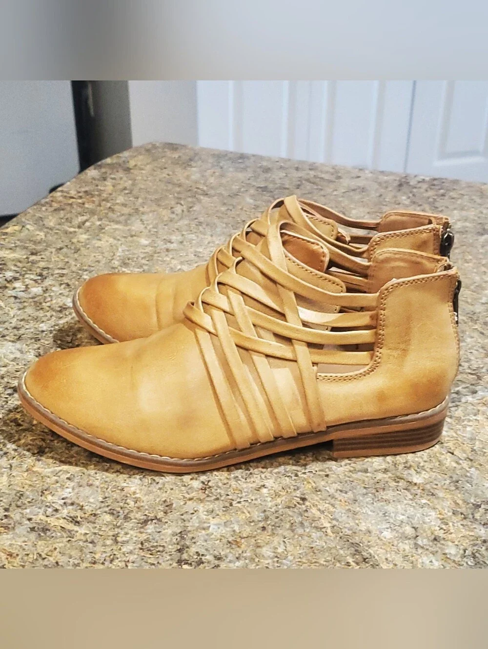 ROCKET DOG SZ 8. TAN ANKLE BOOTS. CUT OUT DESIGN
