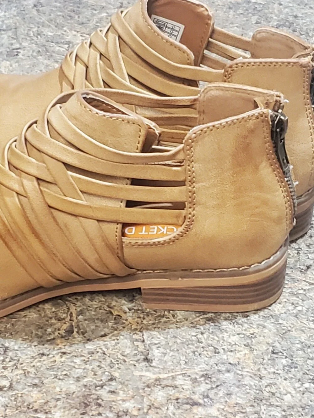 ROCKET DOG SZ 8. TAN ANKLE BOOTS. CUT OUT DESIGN