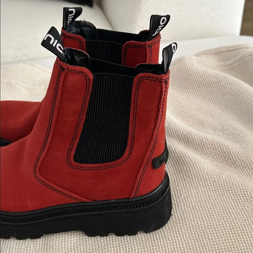 Bionica Dina Rogue Red Women’s Boot, size 8, NWOT Floor display