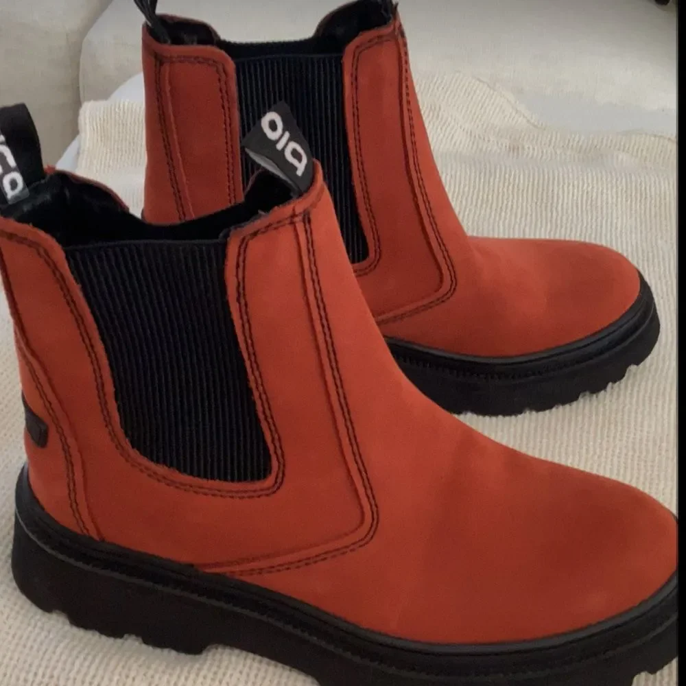 Bionica Dina Rogue Red Women’s Boot, size 8, NWOT Floor display
