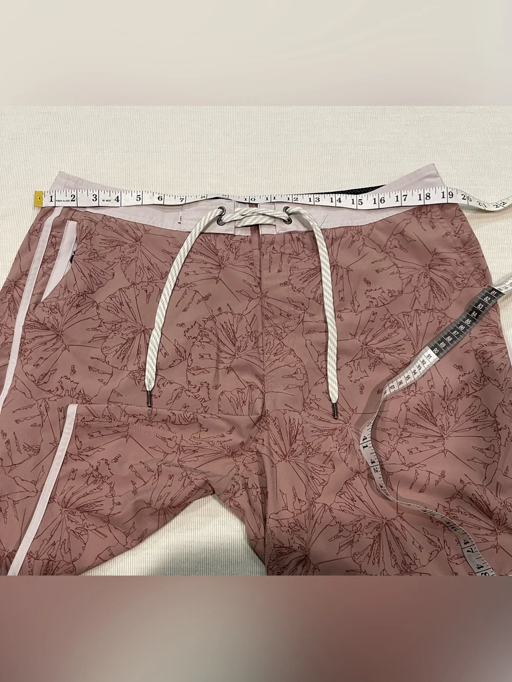 Vuori 7” Cruise Boardshorts in Zion Rose Water Lily Men’s Size Large