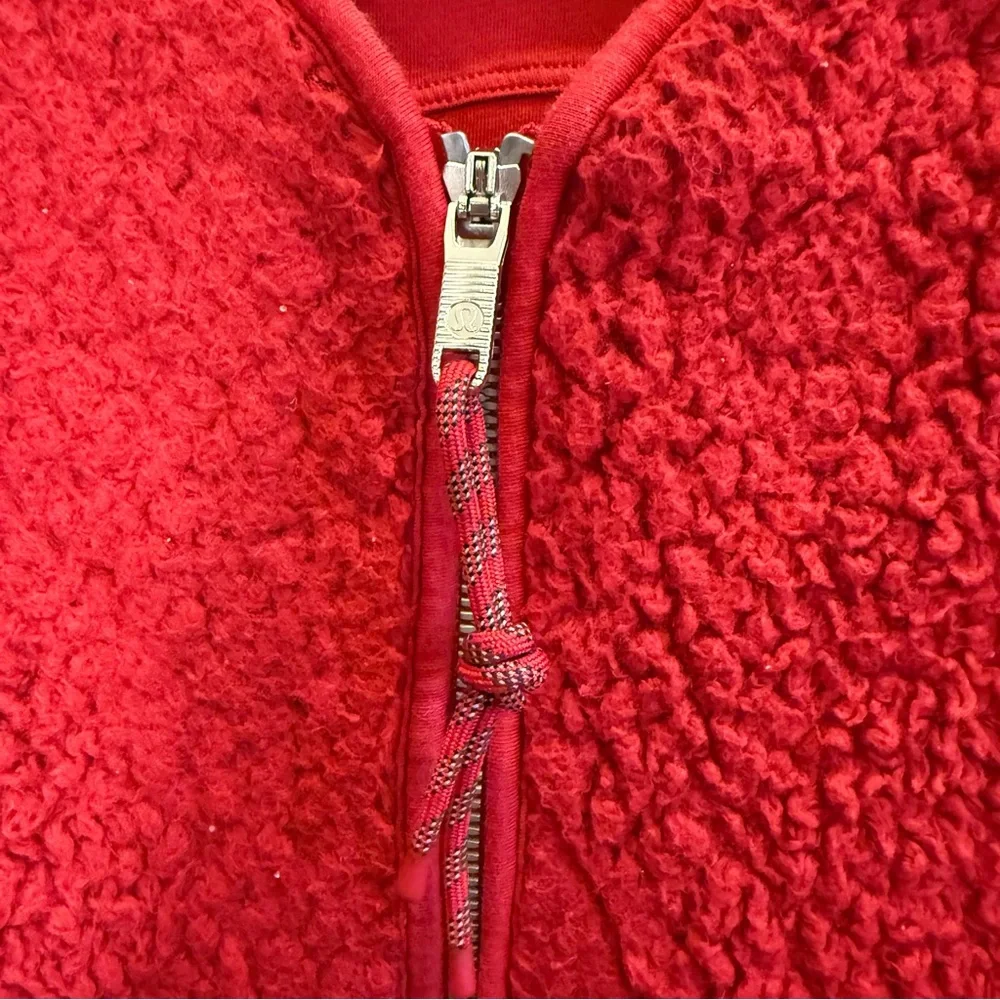 Lululemon Women’s Red Teddy Crop Jacket with Zip Front Sz 8