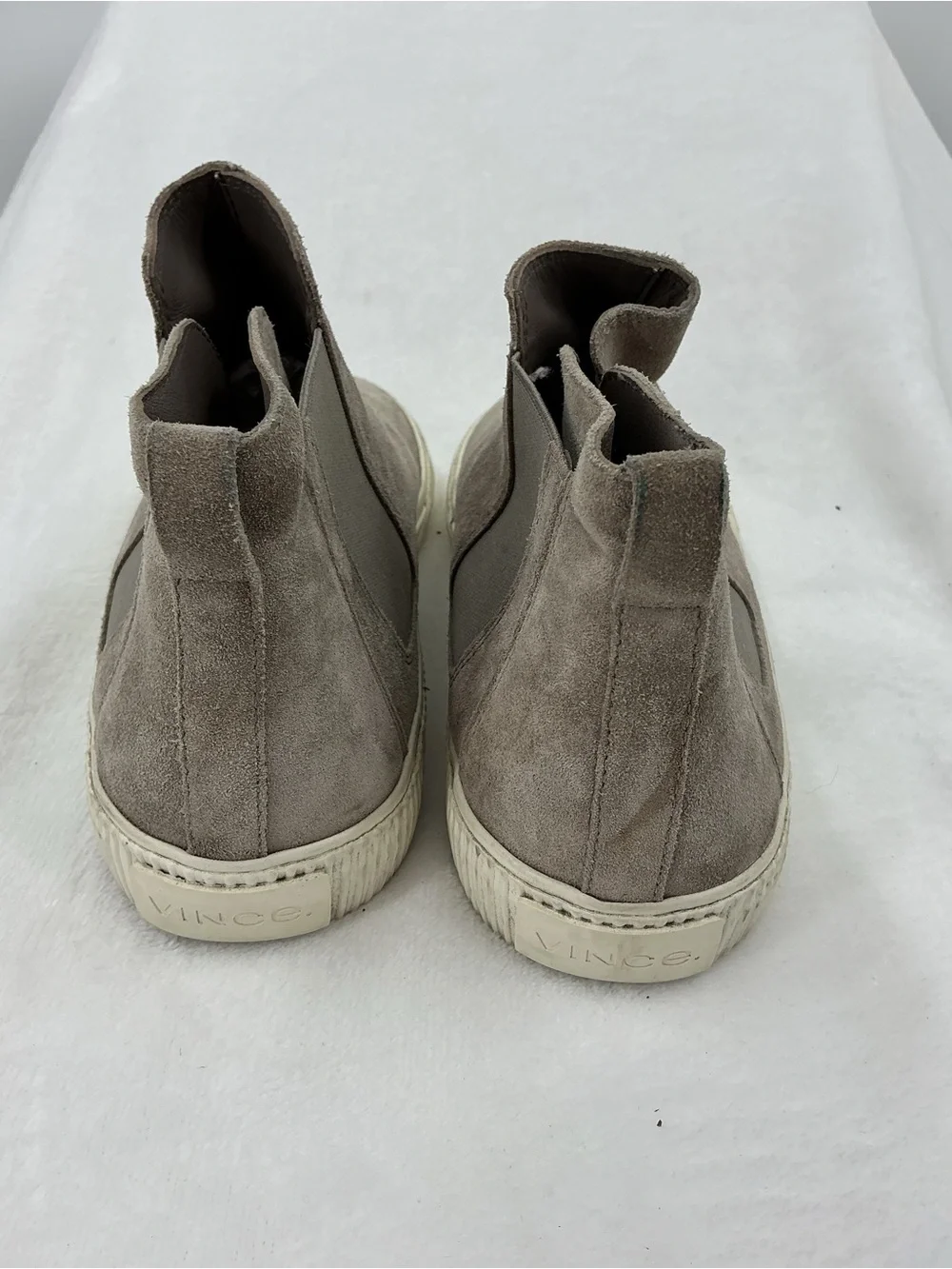 Vince Men's Taupe Suede Chukka Boots B49