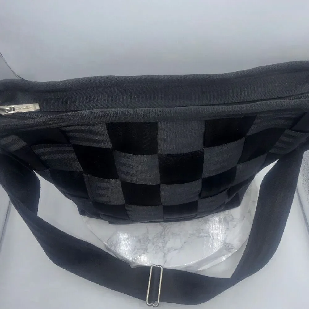 HARVEYS Black Executive Messenger Seatbelt Bag