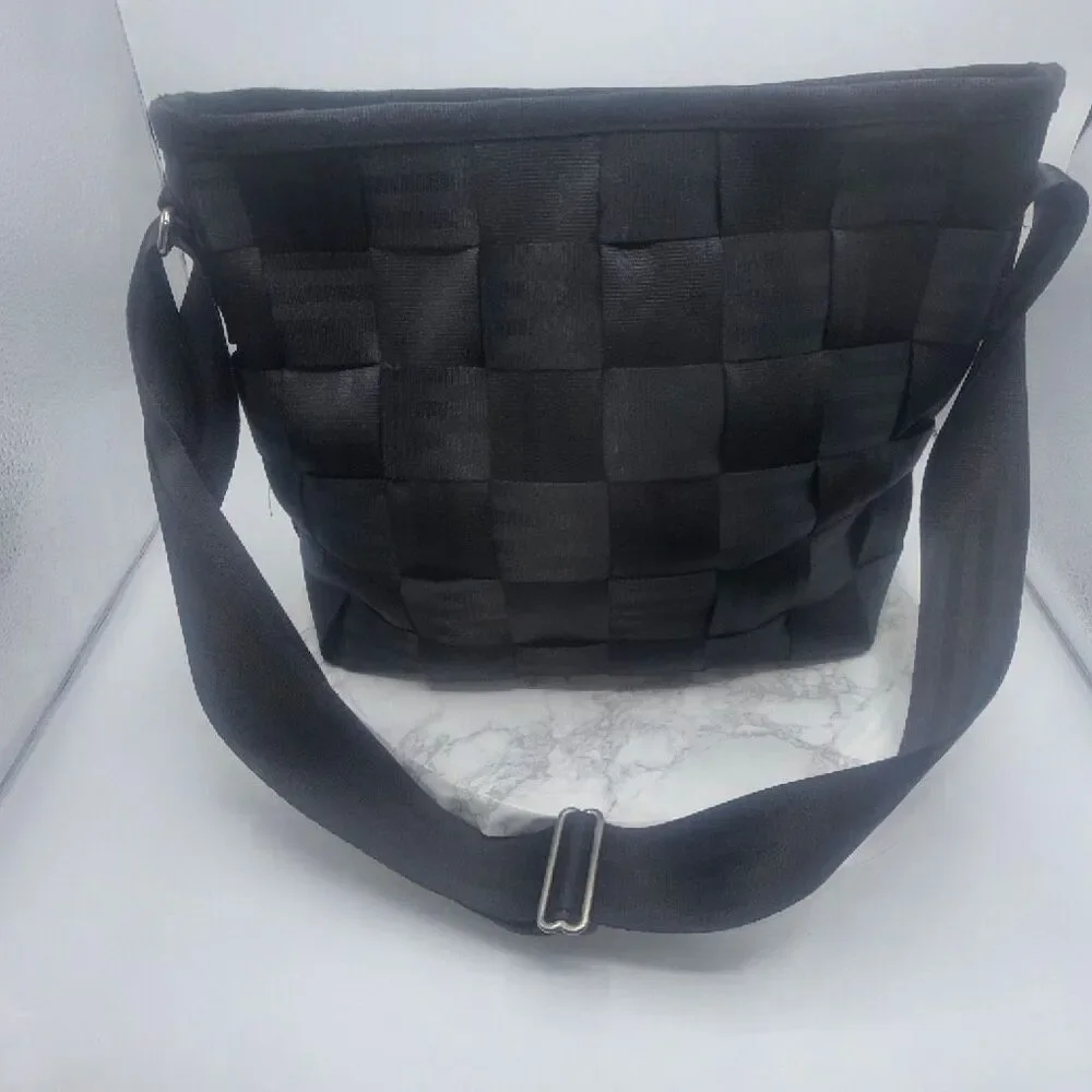 HARVEYS Black Executive Messenger Seatbelt Bag