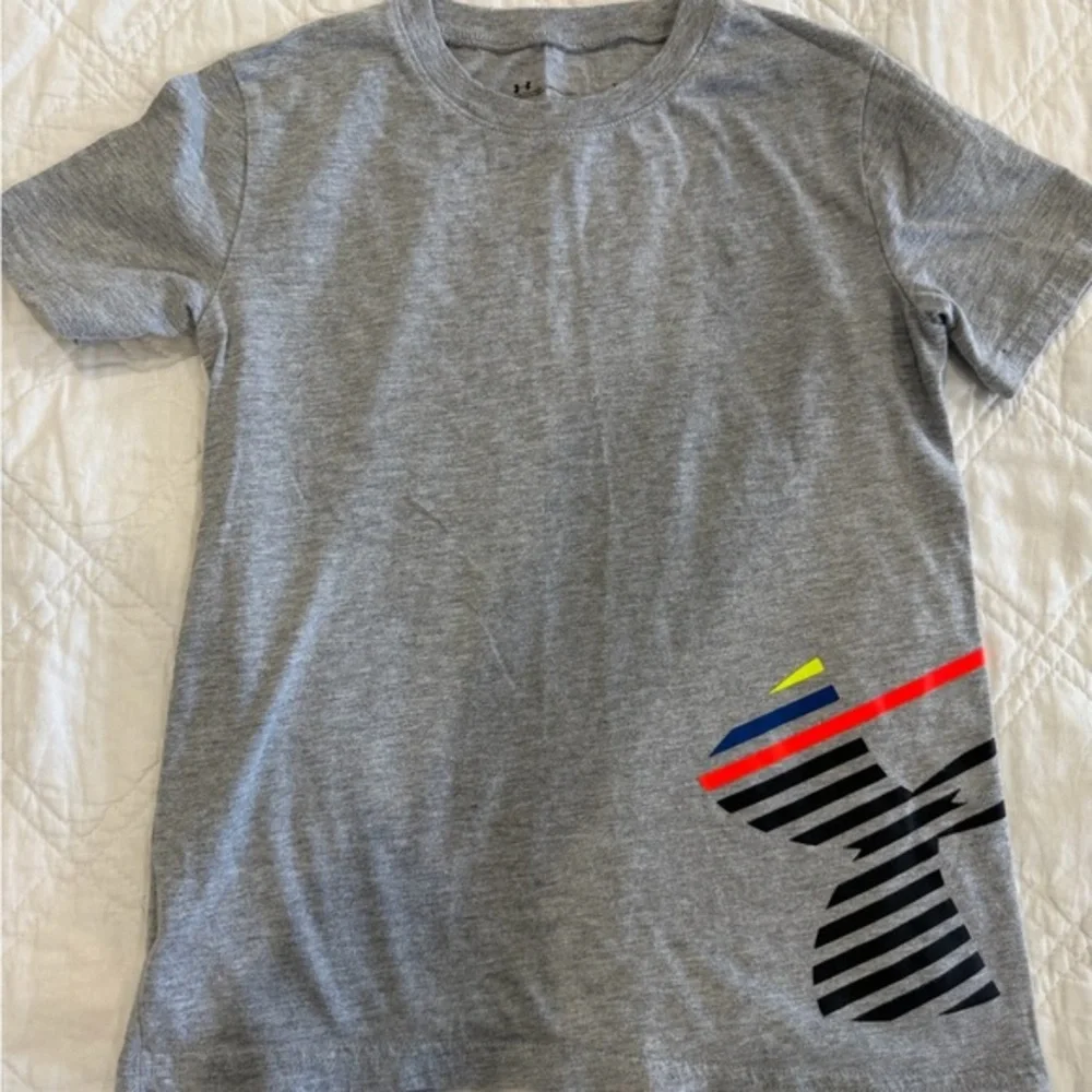 Under Armour Heather Gray T-Shirt with Striped Logo (7)