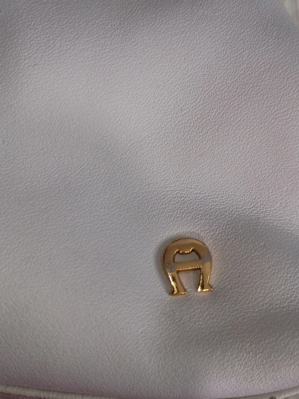 Etienne Aigner compact white