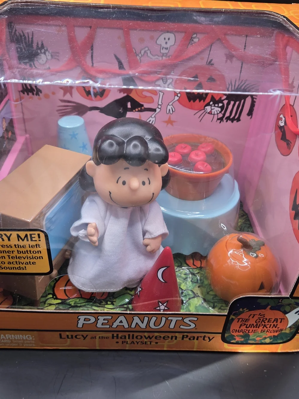 Peanuts lucy character