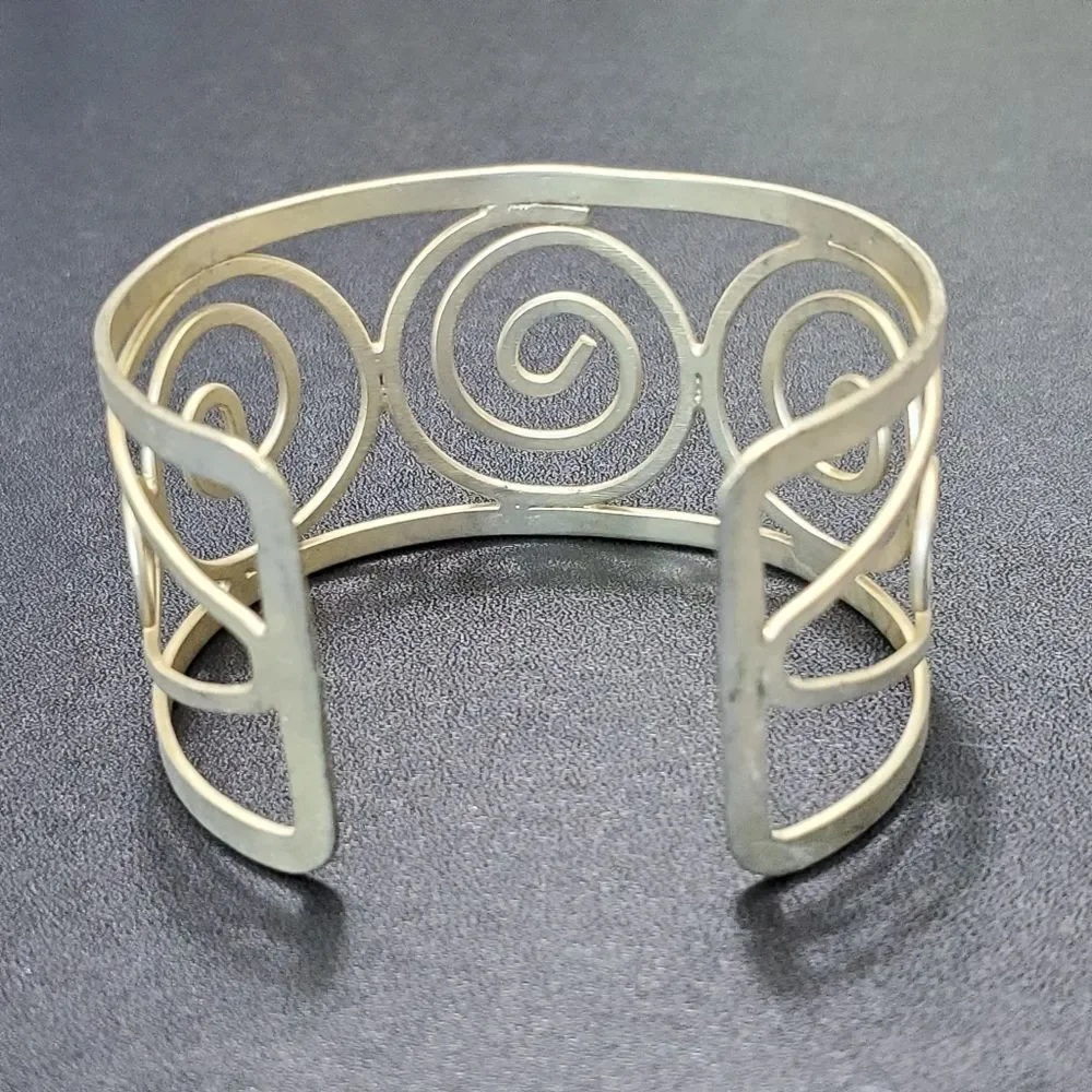 Unbranded gold colored