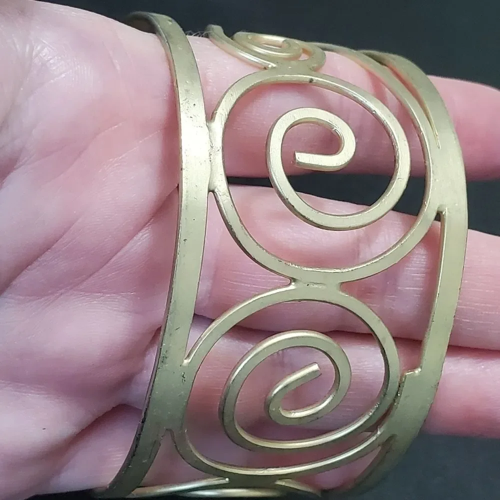 Unbranded gold colored
