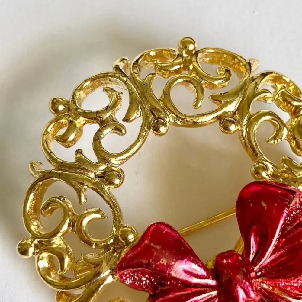 Vintage Christmas Filigree Scroll Wreath Pin Brooch Gold Tone Red Bow JJ Jonette