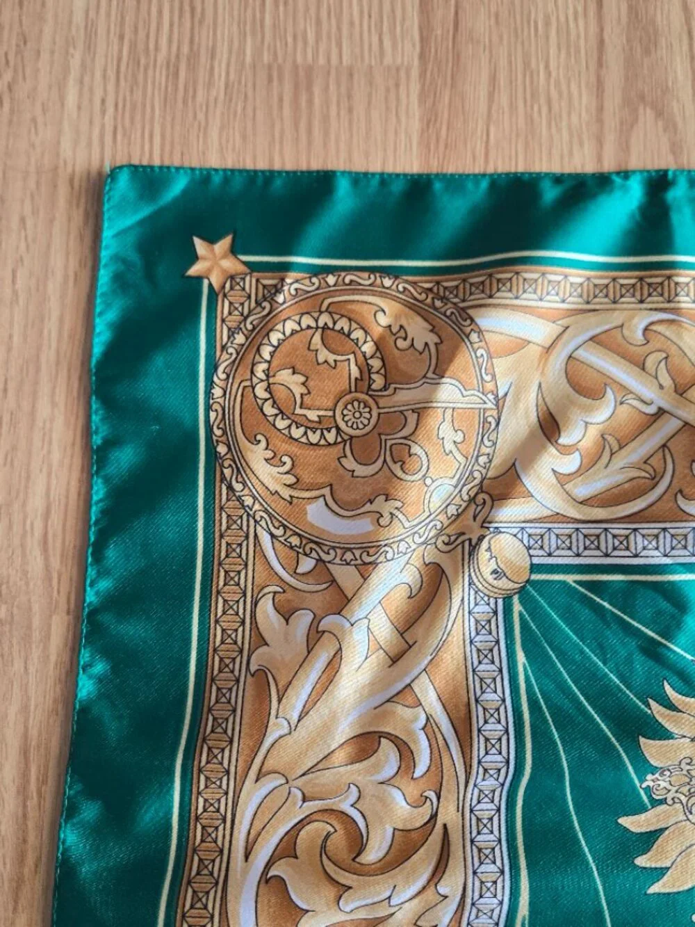 Vintage neck zodiac sun
