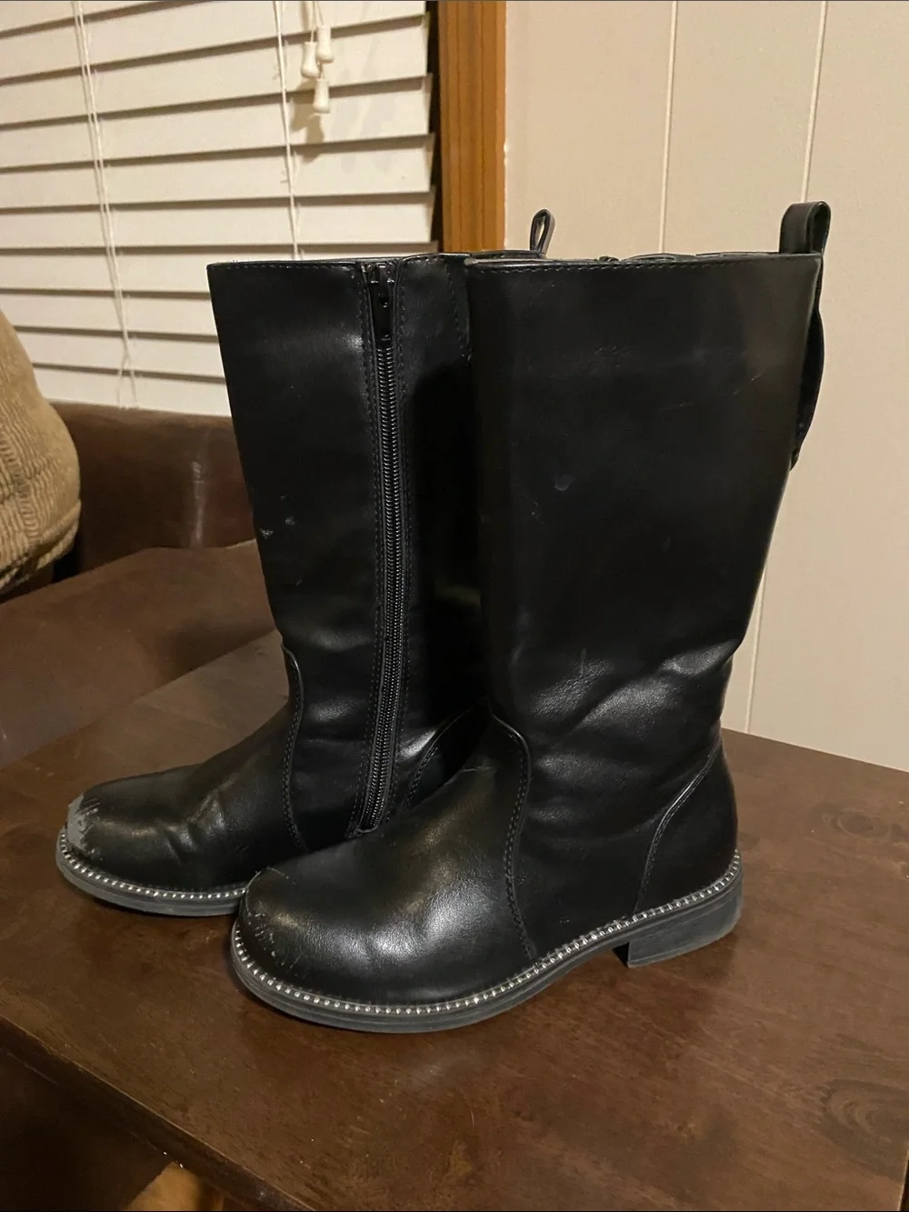 Girls boots size 1M