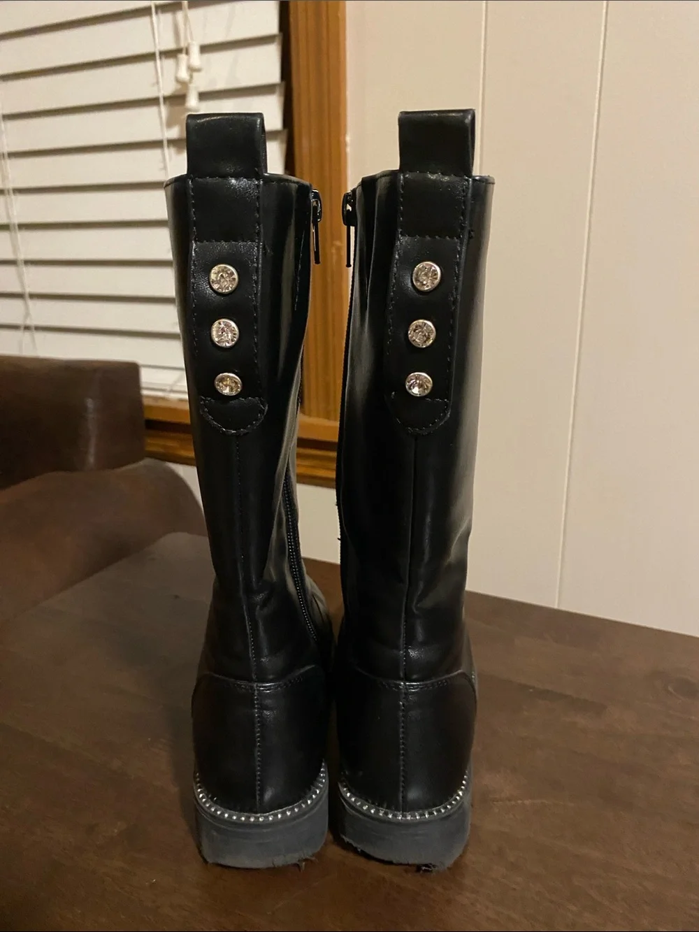 Girls boots size 1M