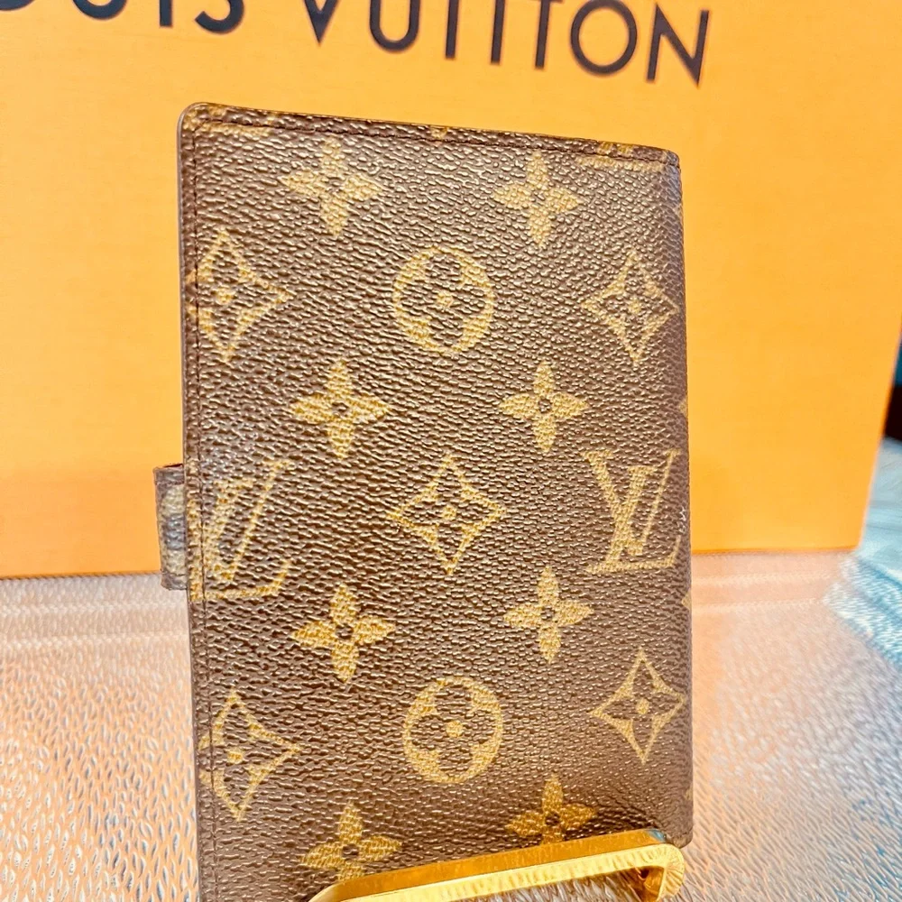 Louis Vuitton tone design closure
