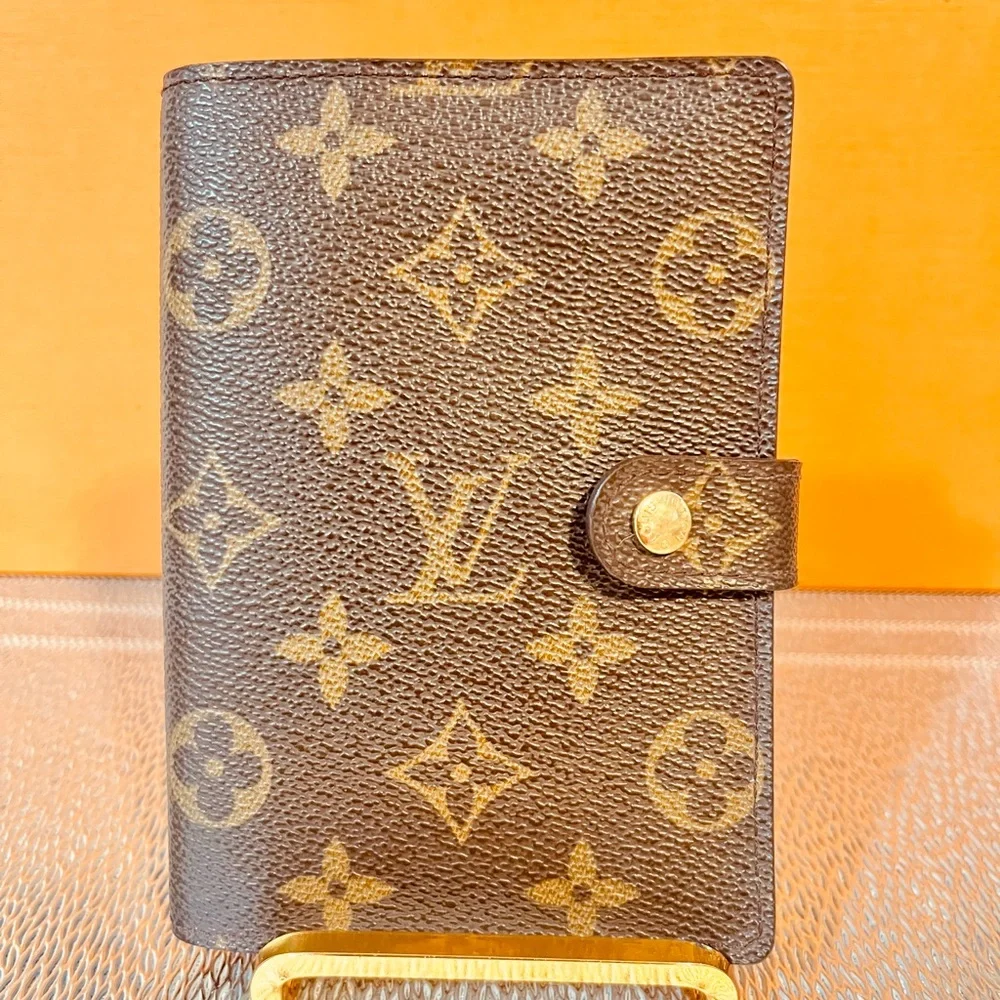 Louis Vuitton timeless button