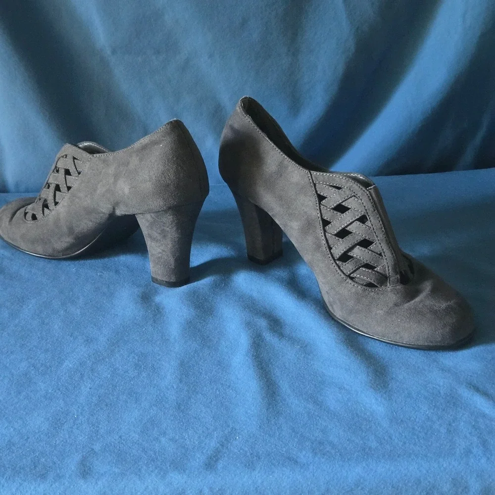 AEROSOLES suede bootie style