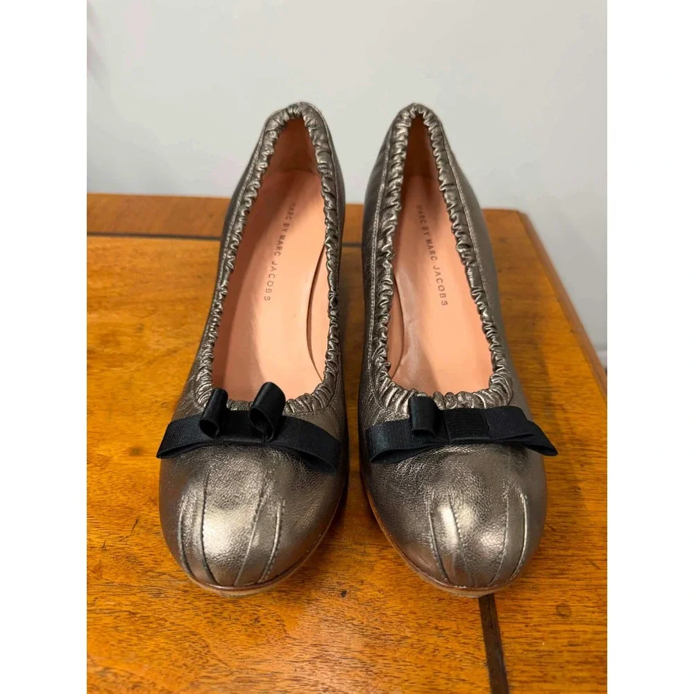 Vtg y2k Marc by Marc Jacobs Metallic Bronze Leather Kitten Heels Bow Pumps 39.5
