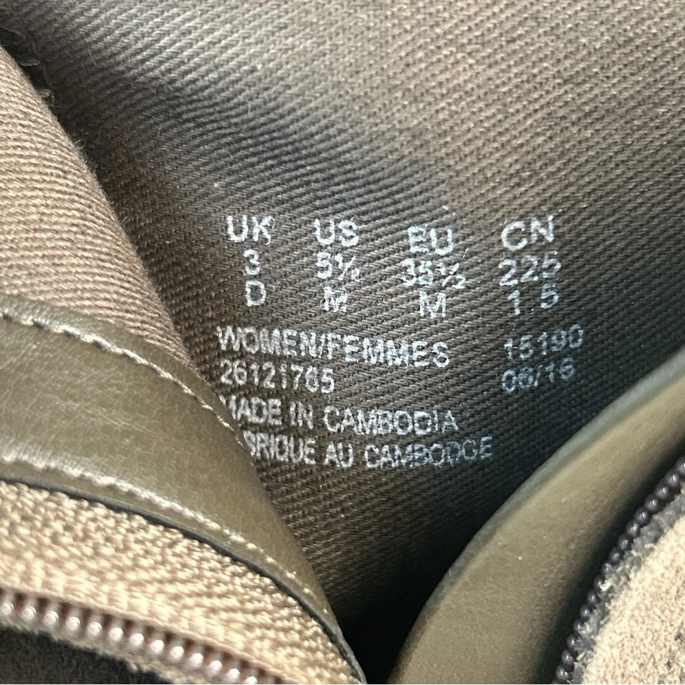 Clarks suede normal boot