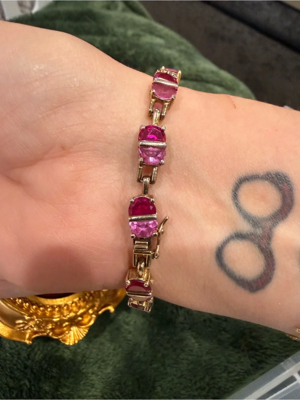 N/A alternating featuring stones