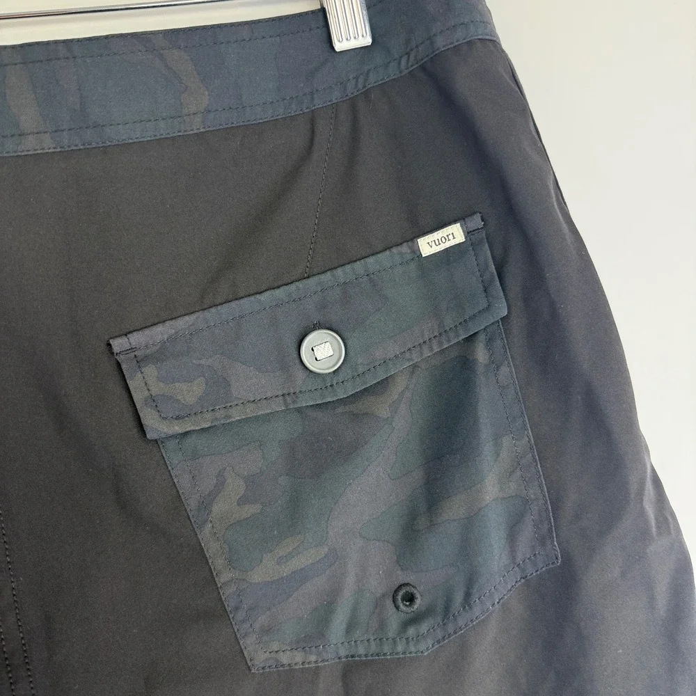 Vuori Cruise Boardshort Mens 32 Black Camo V314 Hybrid 4-Way Stretch Swim Trunks