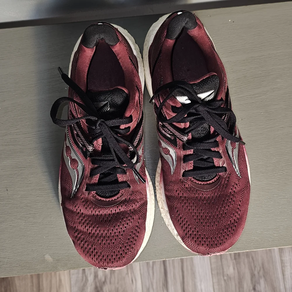 Saucony Women's Triumph 20 running shoes in the sundown rose colorway.‎ Size 7.5