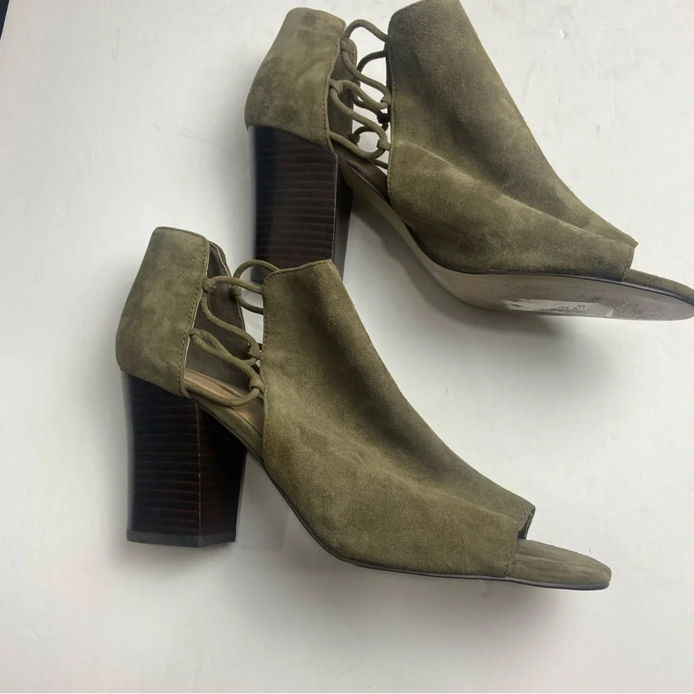 Tahari women heels