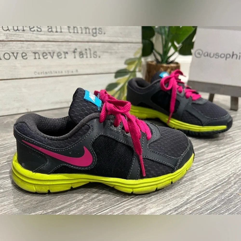 Nike Kids Dual Fusion ST2 Training Shoe in Gray, Magenta and Neon Yellow Size 11