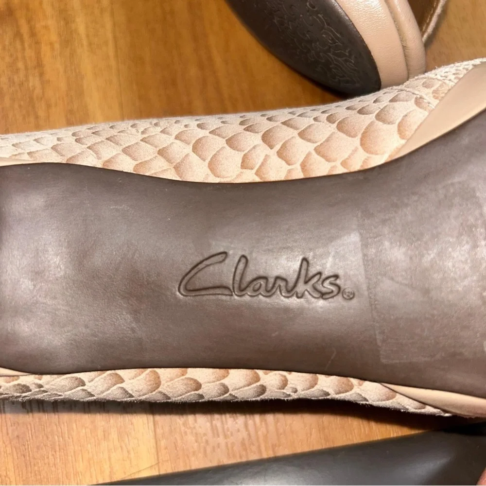 Clarks Women’s Cream Textured‎ Peep-Toe Heels Size 8M